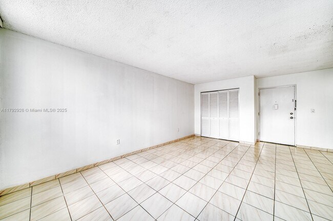 Foto del edificio - 9440 W Flagler St