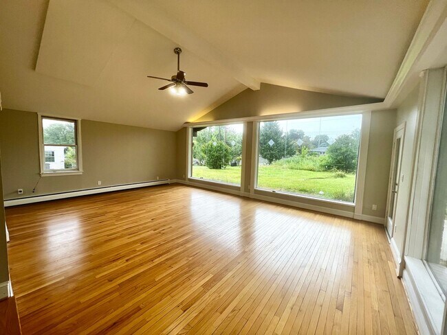 Building Photo - Charming 3 BR/2 BA Single-Family Home in E...