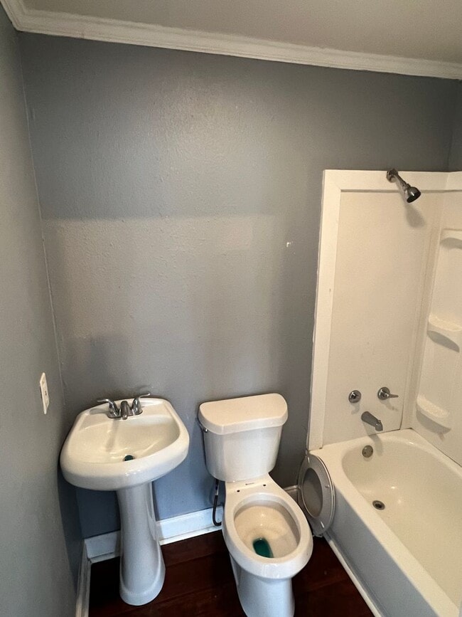 Building Photo - Large 3 bed/2 bath, ready to go!