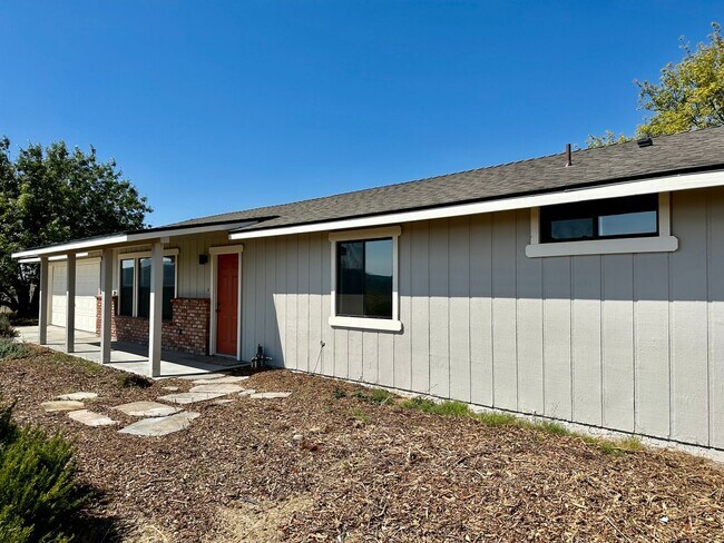 Building Photo - Templeton Country 3 Bedroom 2-bathroom sin...