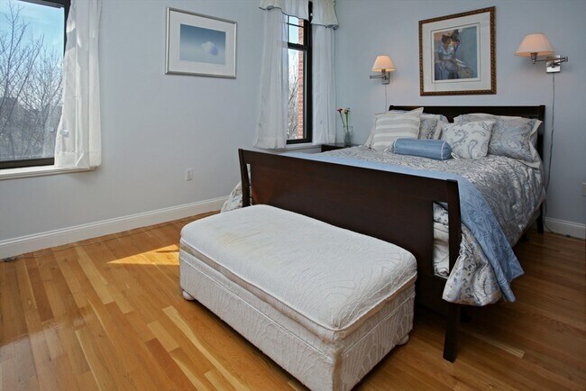 Foto del edificio - 342 Bunker Hill St