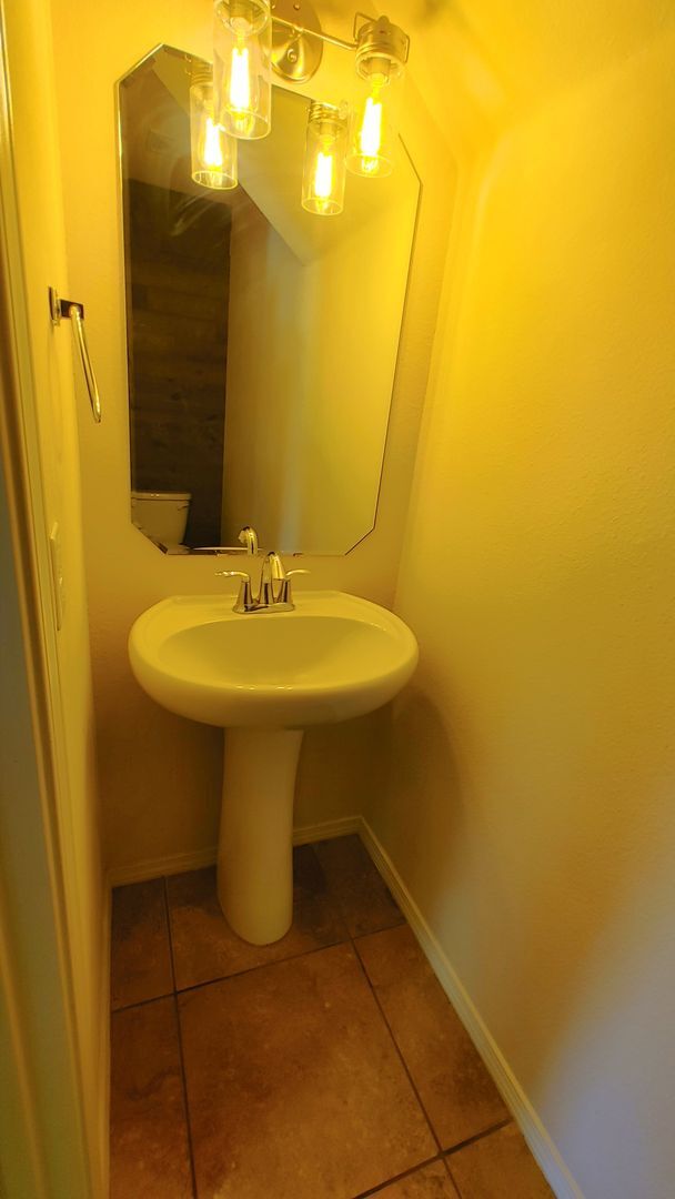 Foto del edificio - Roomy 3 Bedroom 2 Bathroom Home In Los Lunas!