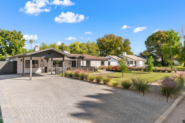 Building Photo - 2502 E Whitton Ave