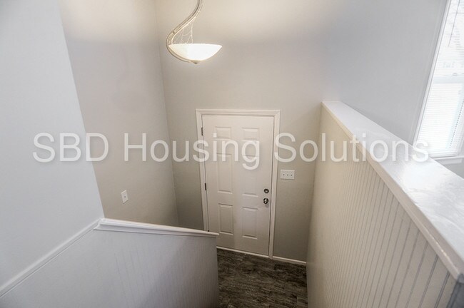Building Photo - 5516 Maywood Ave