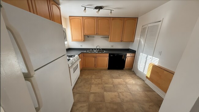 Foto del edificio - Modern Culver City Gem: Spacious 2-Bed Con...