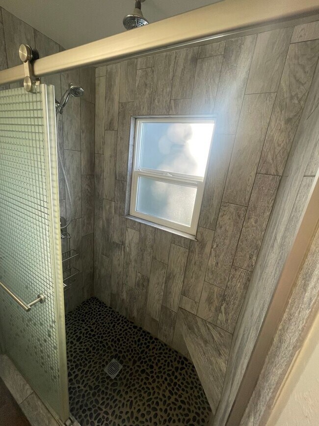 Foto del edificio - Convieniently located charming home with m...