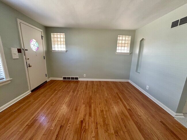 Foto del edificio - 4938 Fyler Ave