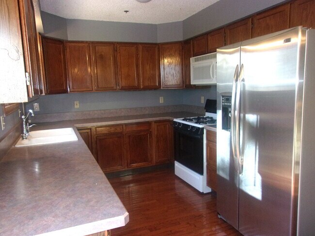 Building Photo - 2525 Sunstone Dr
