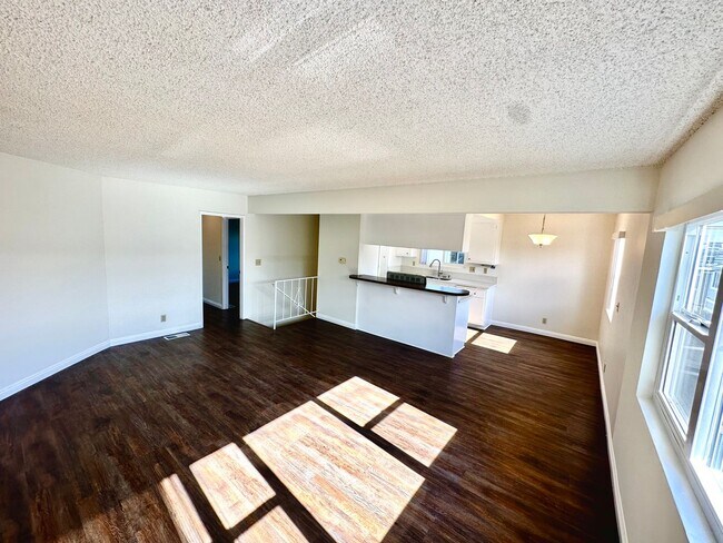 Foto del edificio - SFH in PRIME Manhattan Beach Location with Den/Game Rm+Laundry in Attached Garage!