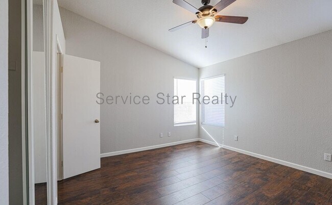 Foto del edificio - 16136 W Buchanan St