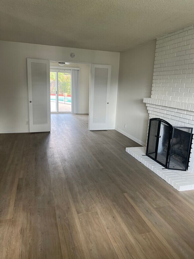 Foto del edificio - Moffett tract 5 bedroom home with pool in cul-de-sac