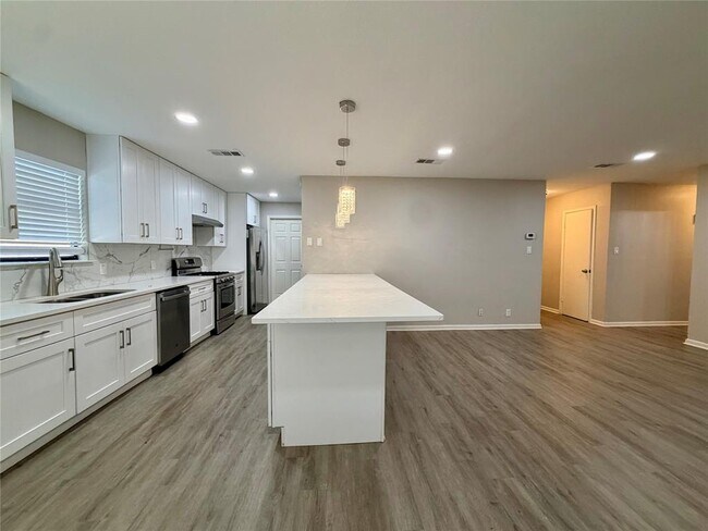 Building Photo - 1403 Long Branch Dr
