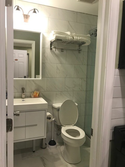 Unit#101 full bath - 3615 Warren St