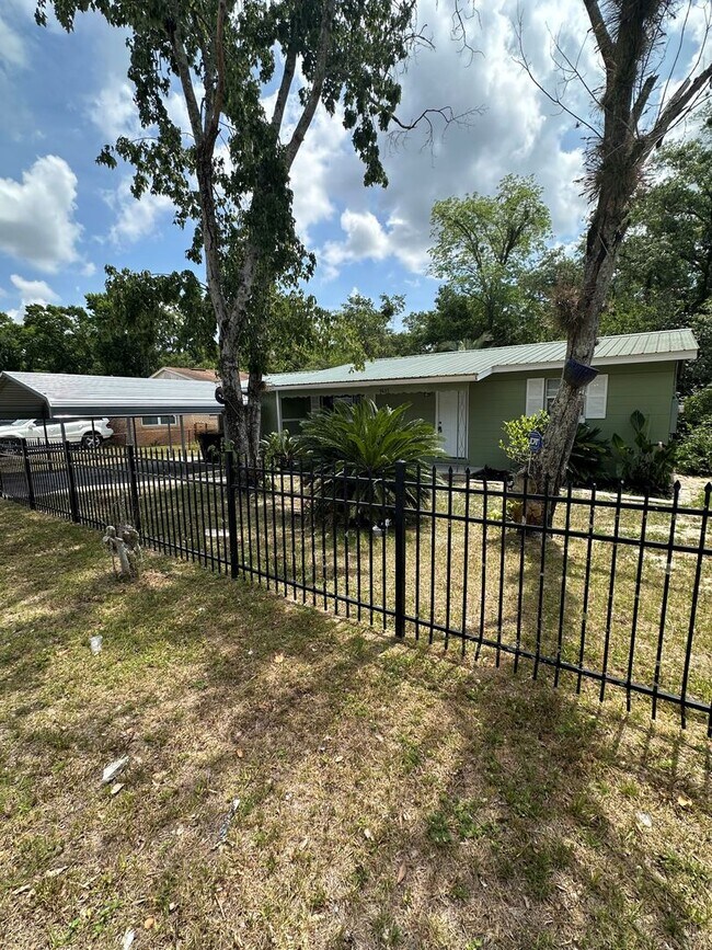 Foto del edificio - Available Now -Northside Beauty Located In...