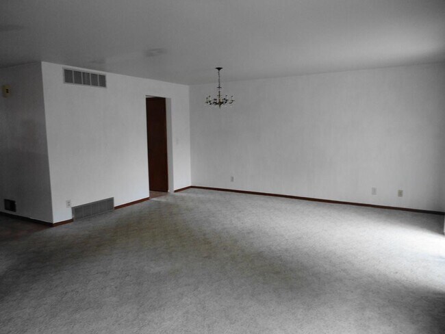 Building Photo - 5843 Cambridge Cir