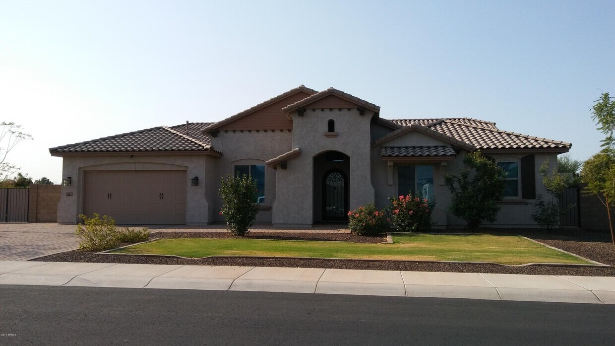 Foto principal - 941 E Lowell Ave