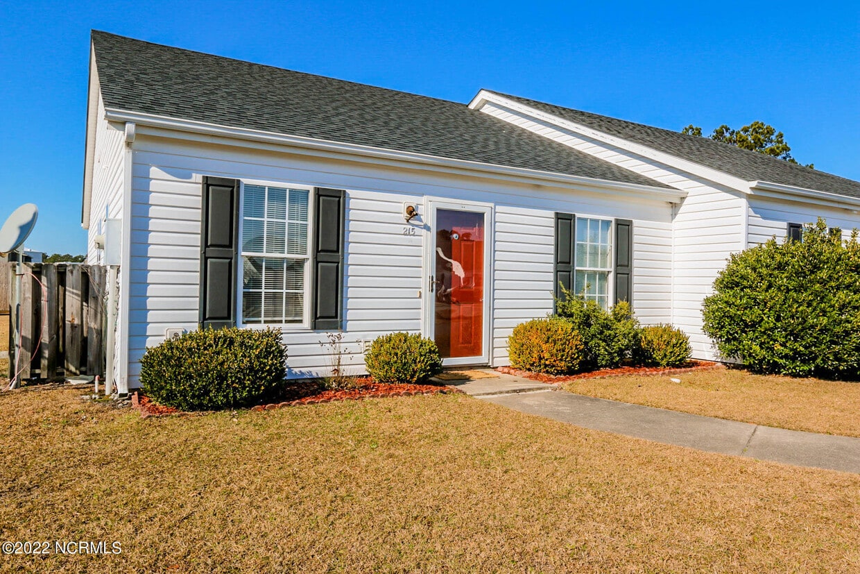215 John Ct, Havelock, NC 28532 Townhome Rentals in Havelock NC