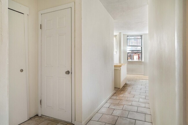 Building Photo - 5 N Margin St