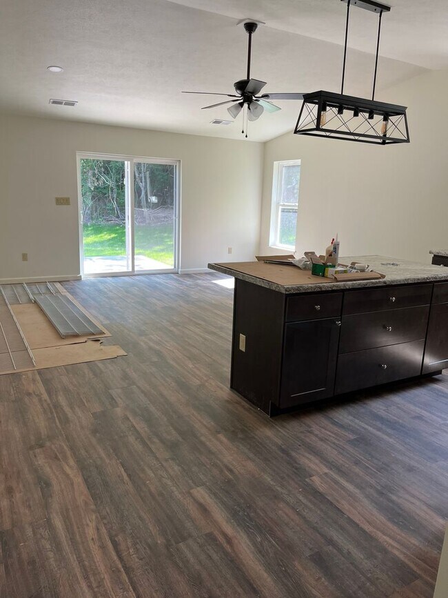 Foto del edificio - 3 Bedroom, 2 Full Bath- Duplex on Benner Pike Bellefonte