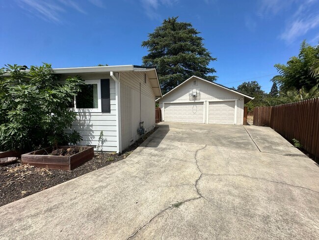Building Photo - Newly Upgraded! Extra large lot/yard in Or...