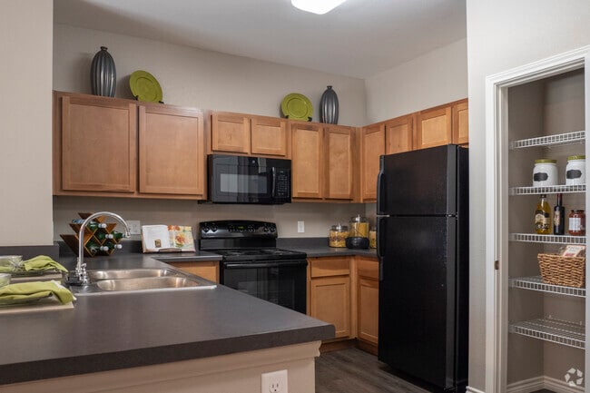 Kitchen - 2BR, 2BA - 1002SF - Outlook Ridge