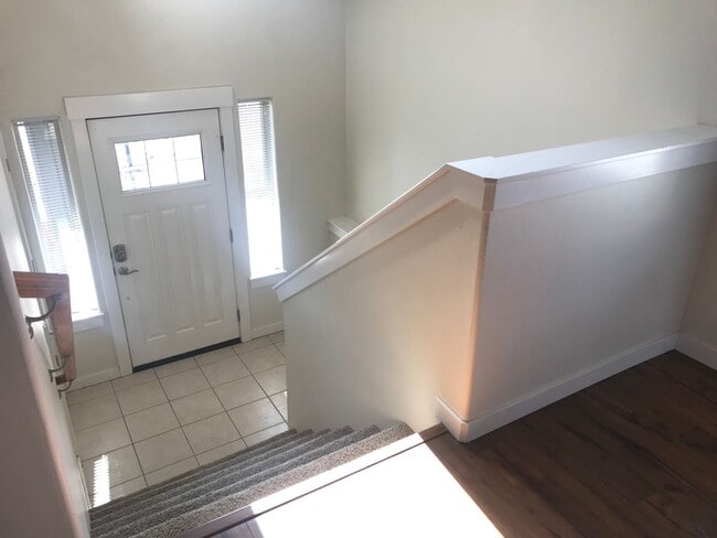 Building Photo - Hard to find 4 Bed, 3 Full Bath Home