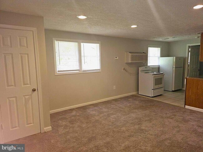 Building Photo - 144 Hillcrest Dr