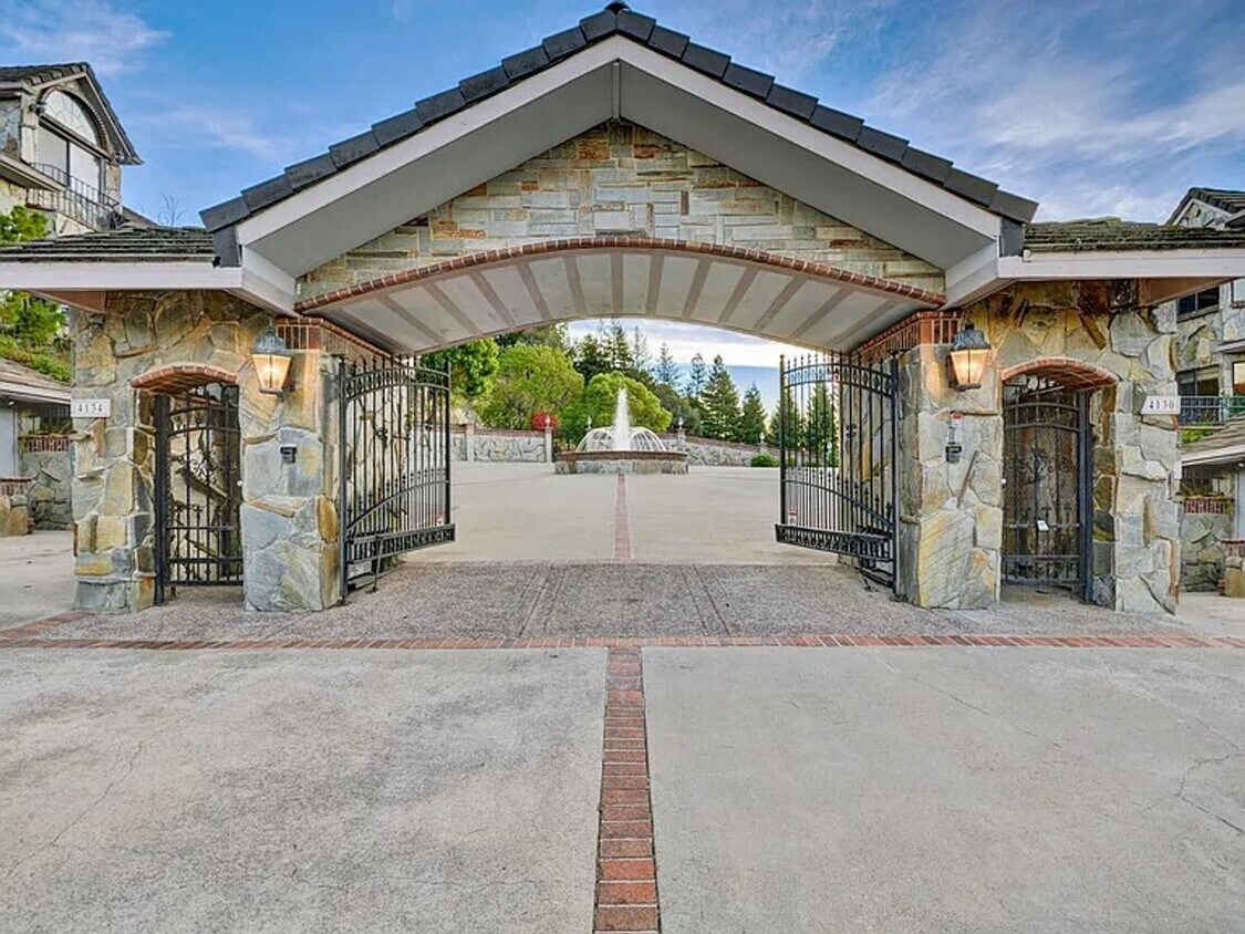 Foto principal - STUNNING LUXURY HOME WITH GORGEOUS SETTING IN WONDERFUL ORINDA!