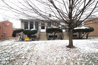 Building Photo - 417 W Stone Ave