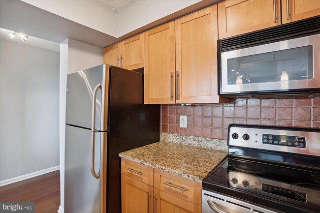 Building Photo - 10101 Grosvenor Pl