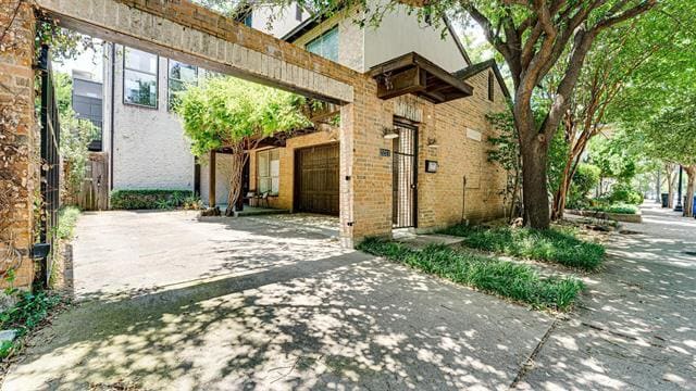 Primary Photo - 2211 Allen St