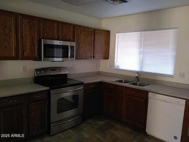 Foto del edificio - 1418 E 12th St