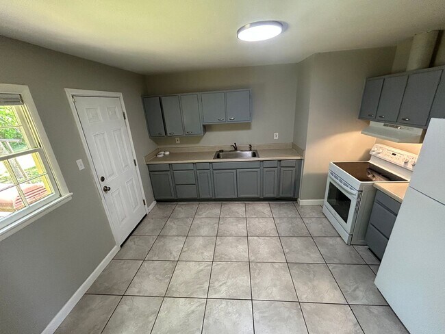 Foto del edificio - 3bedroom 1BA brick home with carport