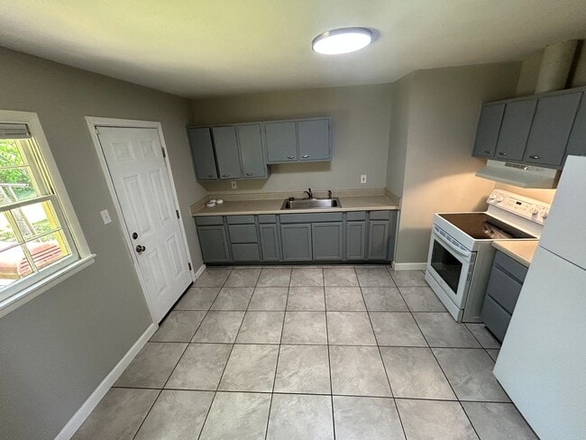 Building Photo - 3br 1Ba with move in special for July!