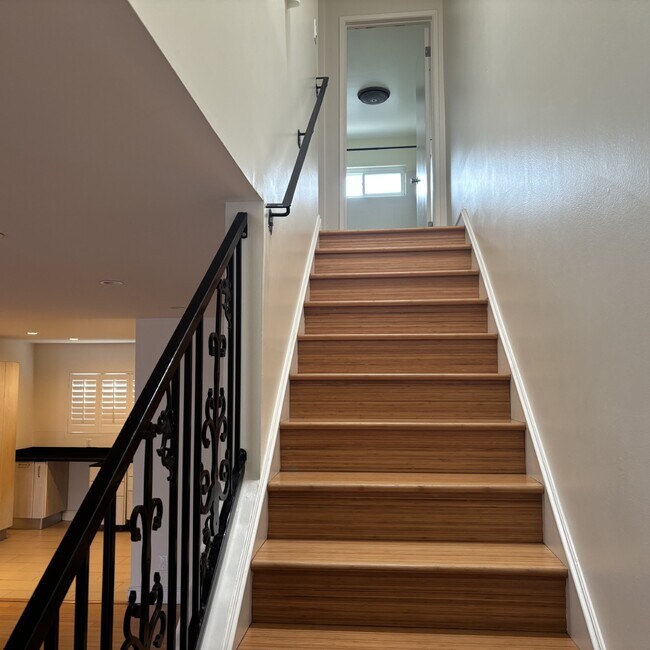 Escalera - 5215 Sepulveda Blvd