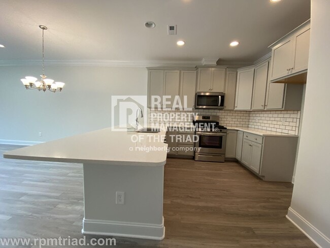 Building Photo - AVAILABLE FOR VIEWING 6/10/24 Gorgeous Lux...