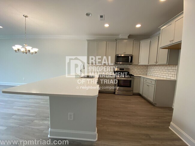 Foto del edificio - AVAILABLE FOR VIEWING 6/10/24 Gorgeous Lux...