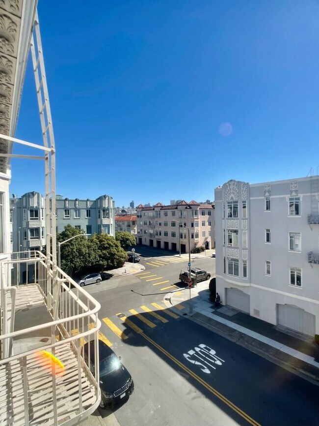 Building Photo - bedroom in San Francisco CA 94123