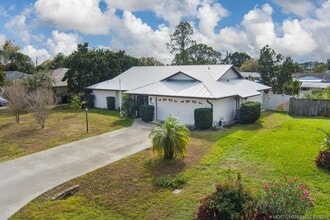 Building Photo - 160 SE Duxbury Ave