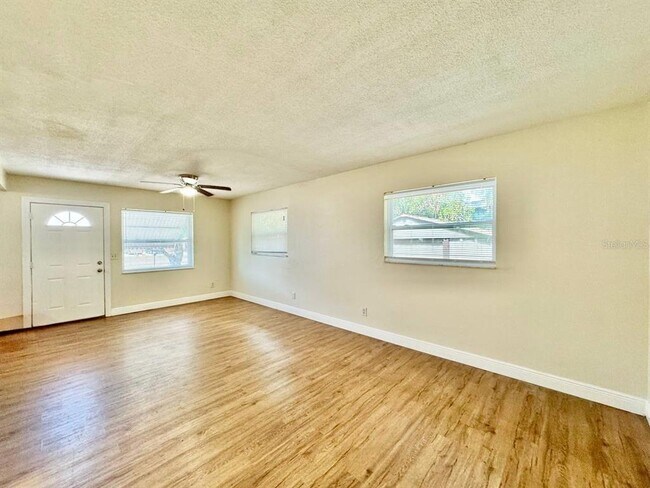 Building Photo - 865 Trotter Rd