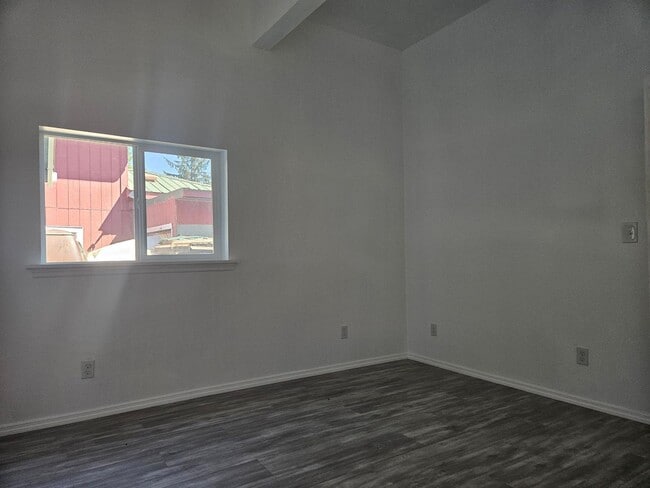 Building Photo - 703