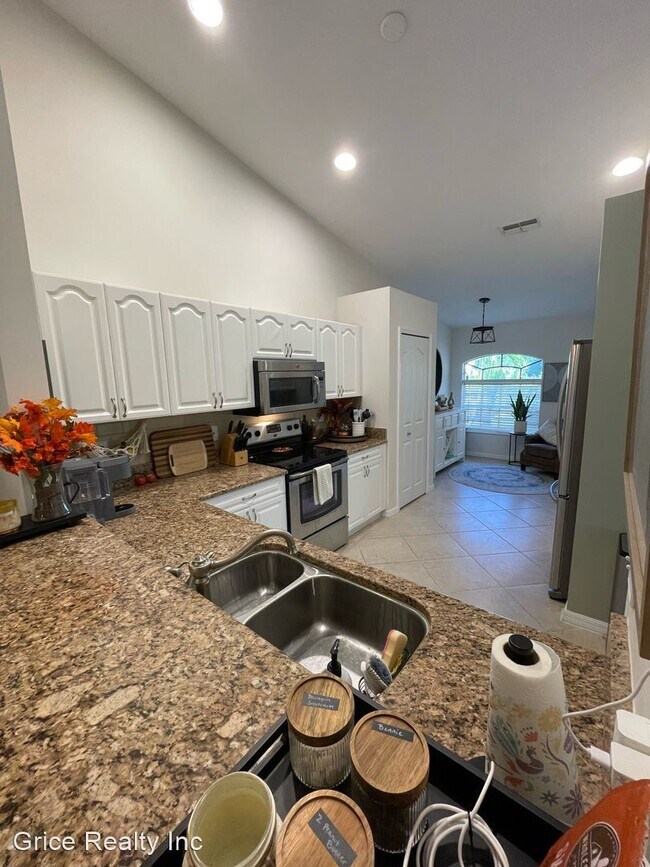 Building Photo - 2 br, 2 bath House - 5397 Whitten Dr.  #97