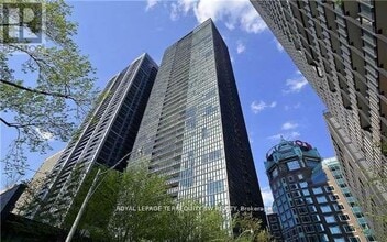 Building Photo - 110 Charles St E