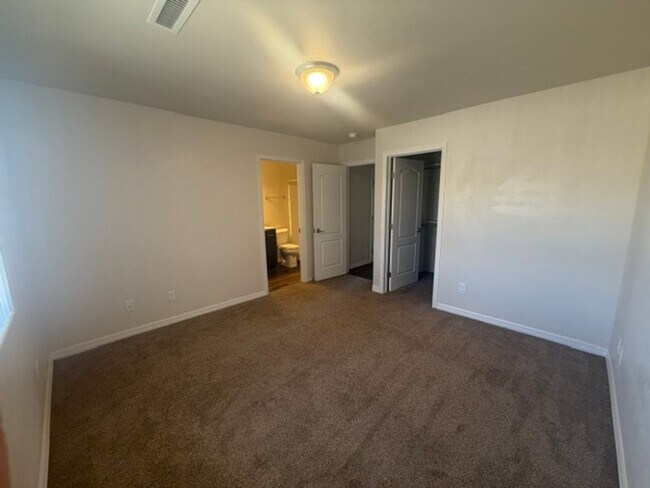 Building Photo - 470 Serenity Ct
