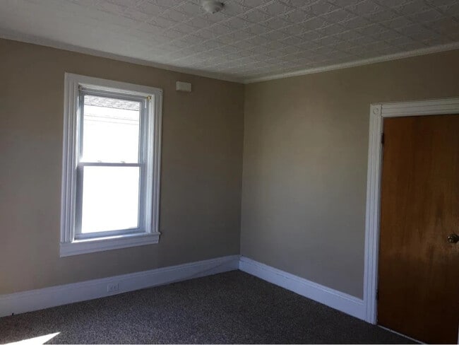 Building Photo - 529 Forest St