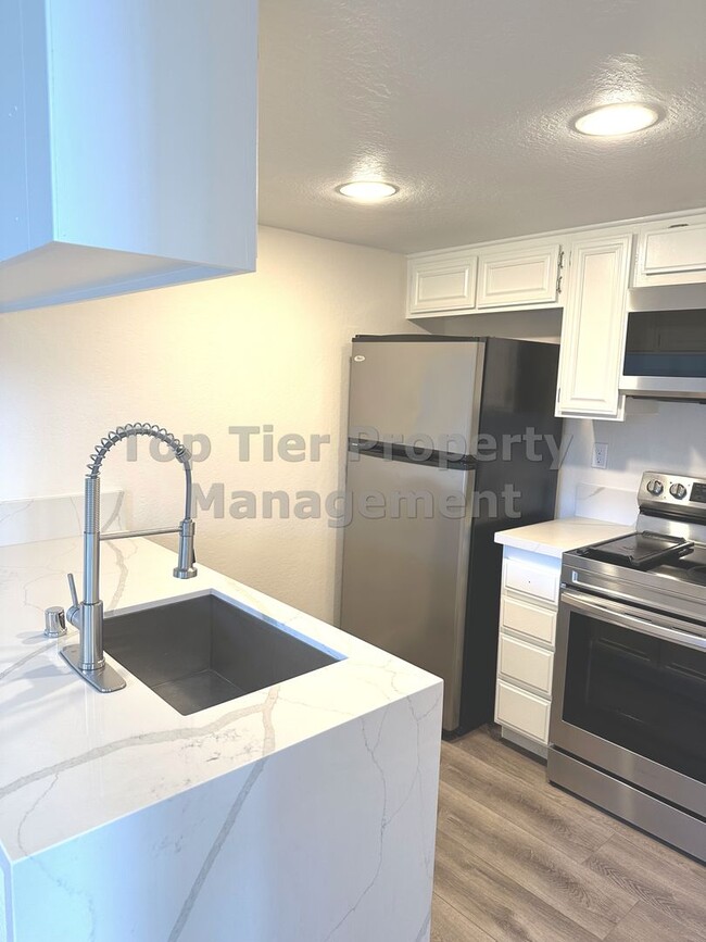 Building Photo - Beautiful and Recently Renovated 2 Bed/ 2 ...