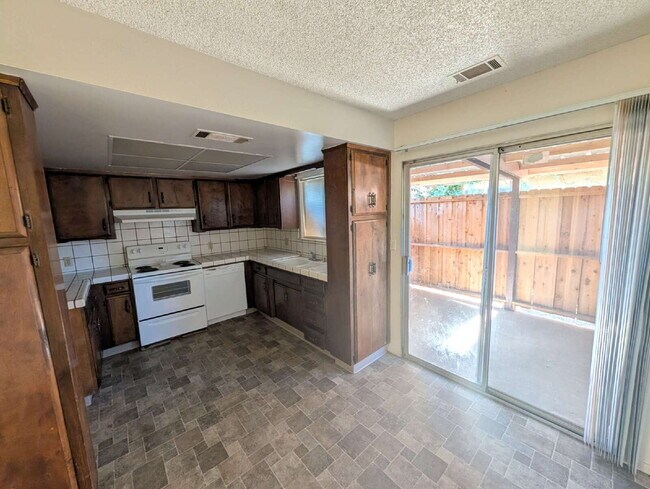 Foto del edificio - Charming 2-Bedroom Retreat in Visalia's Heart!