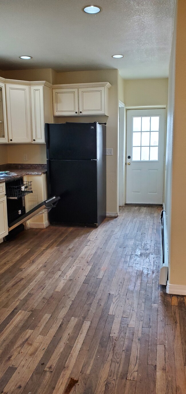 Kitchen - 522 E First St
