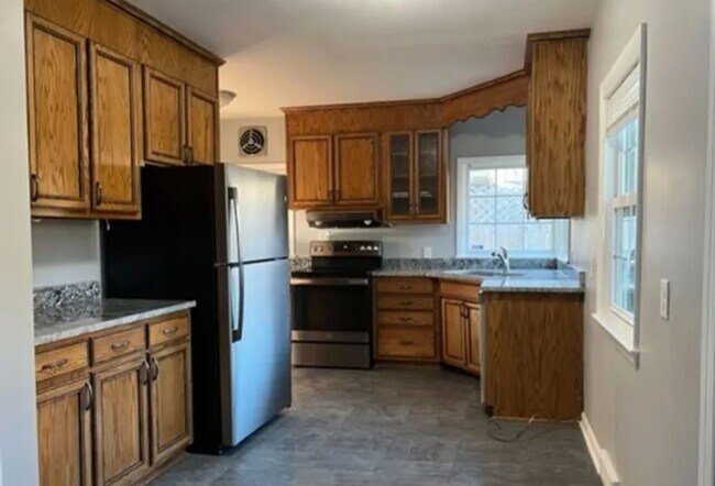 Foto del edificio - Three Bedroom Home Available Now!