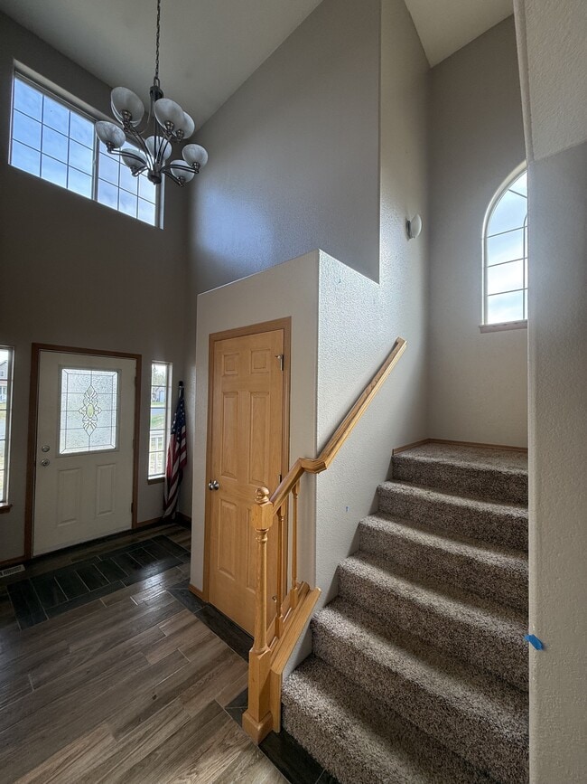 Building Photo - 335 N Roy Cir